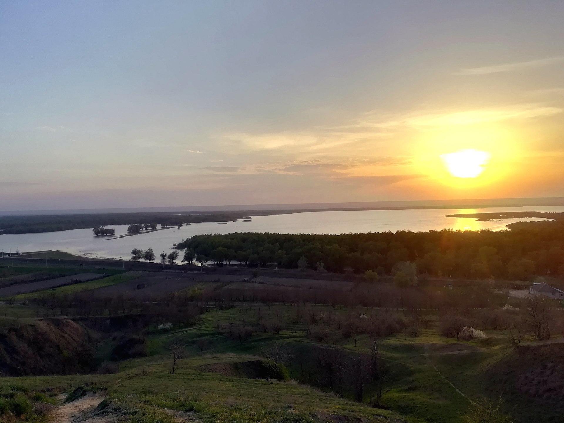 Apus de soare la Lacul Beleu, în lunca Prutului