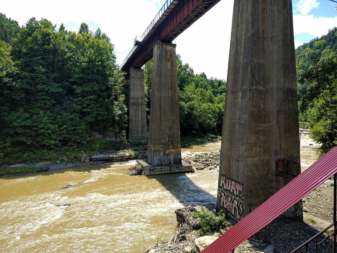 Prutul curgând printre stânci în Carpații Păduroși, Yaremche, Ucraina